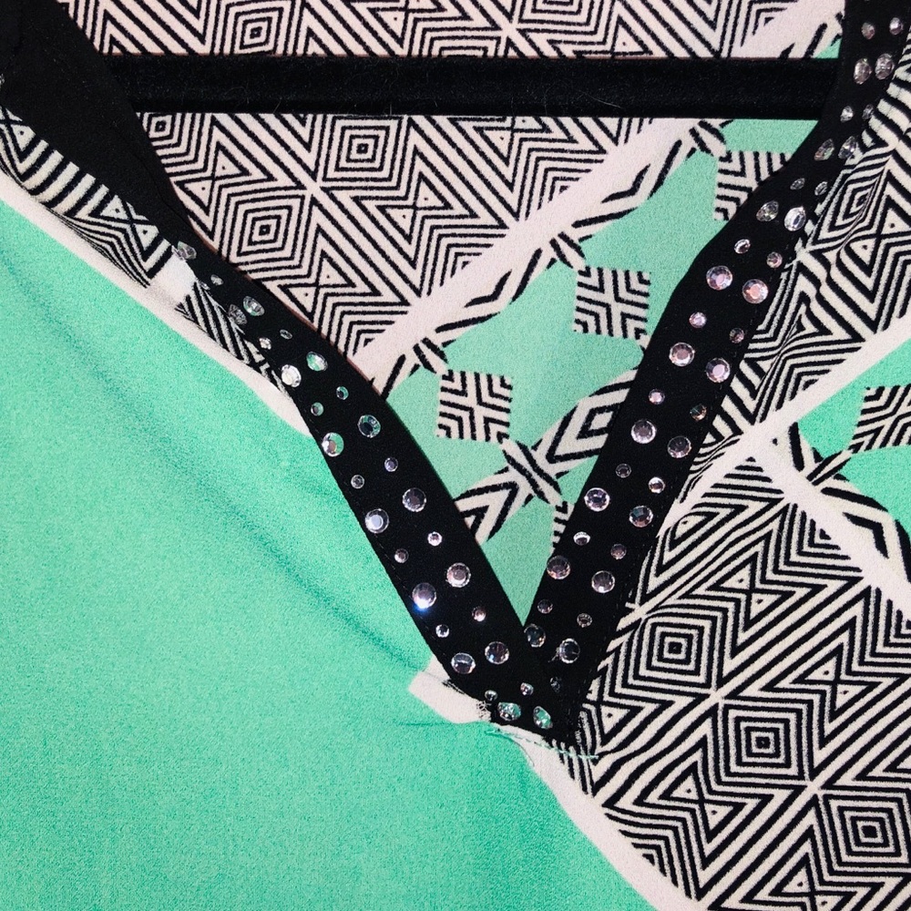 Super Cute Pattern Top! - Picture 2 of 4